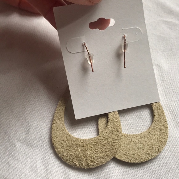 3/$20 🌟White/cream faux leather teardrop earrings - Picture 2 of 3